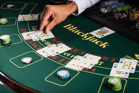 Antarmuka platform qq2112 menampilkan navigasi ke kasino, sportsbook, dan slot