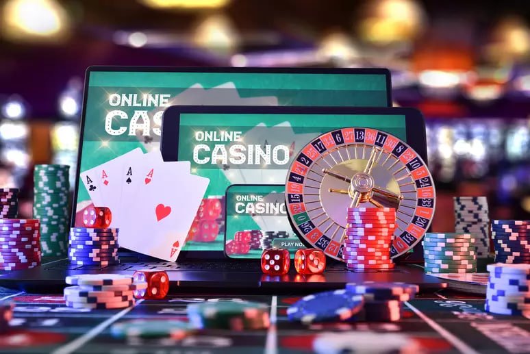 Interface Hot Pot qq2112 menampilkan tangan kartu, pot, dan pilihan strategi